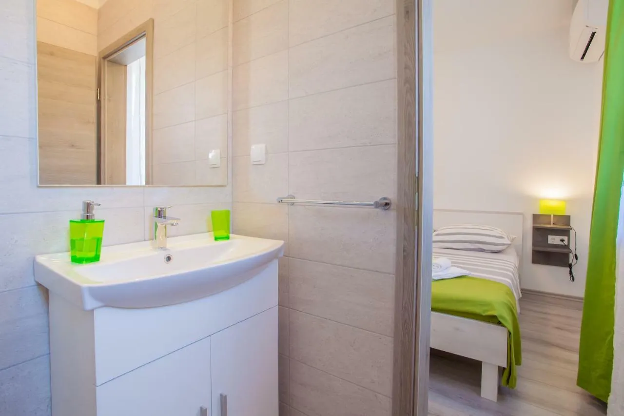 Room Elelina Cres