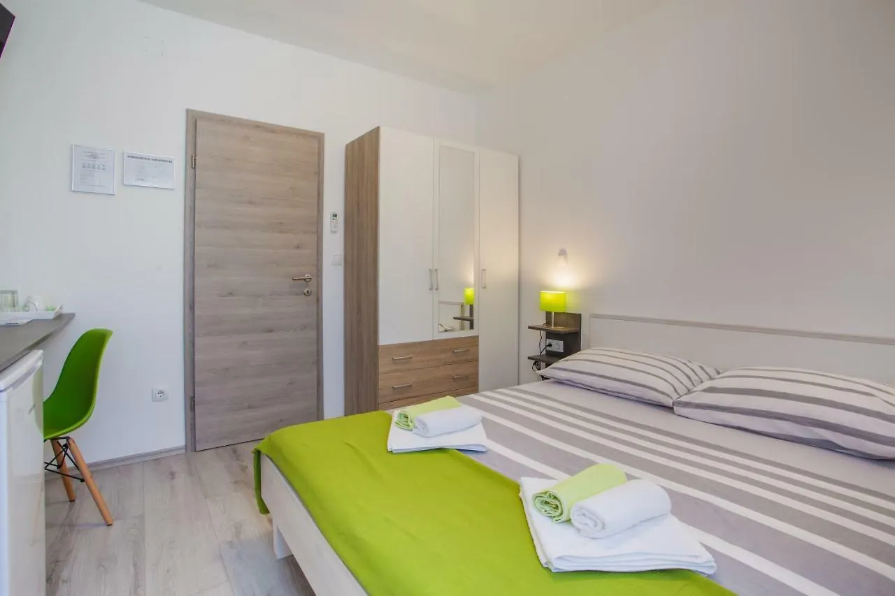 Room Elelina Cres 0*,